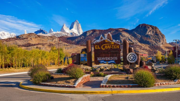 Entrada da vila de El Chalten e a montanha Fitz Roy - Patagônia Argentina