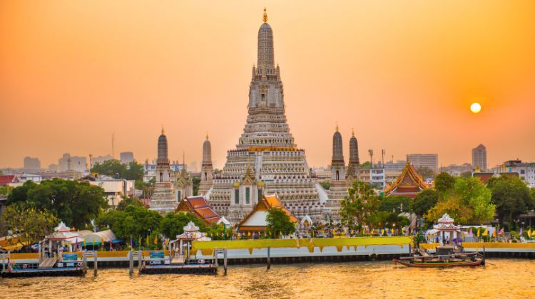 Templo Wat Arun em Bangkok na Tailandia